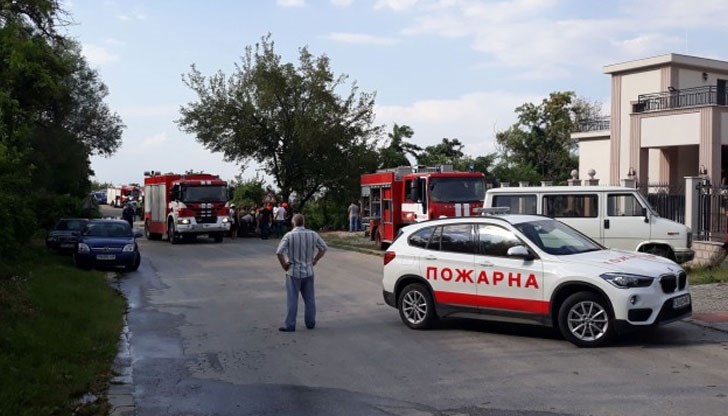 Пожарната кола се е обърнала в крайпътно дере и затиснала трима огнеборци