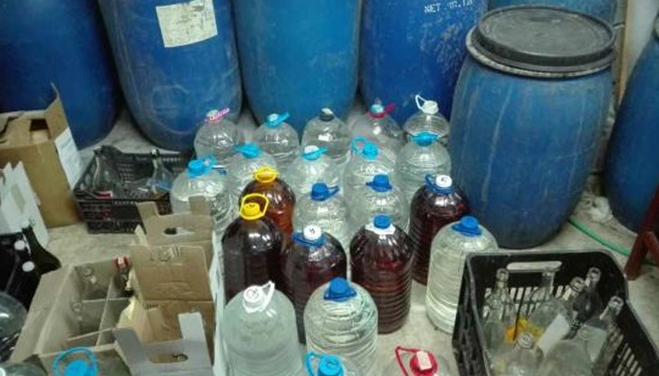 Митнически служители откриват 7 ПВЦ бидона, съдържащи жълтеникава течност с мирис на етилов алкохол Митнически служители откриват 7 ПВЦ бидона, съдържащи жълтеникава течност с мирис на етилов алкохол