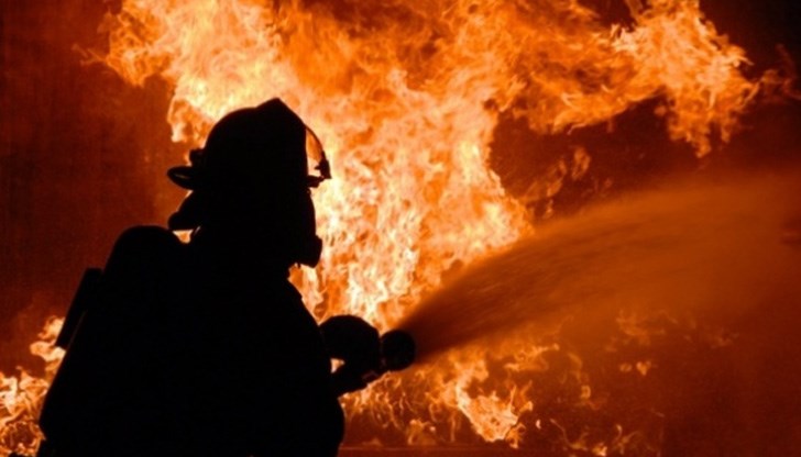 Огънят е тръгнал от самозапалил се ТИР