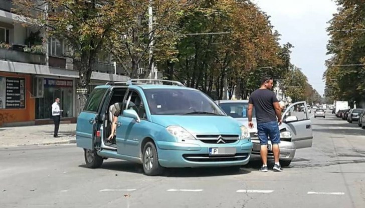 По първоначална информация са се ударили два автомобила - "Ситроен" и "Опел"