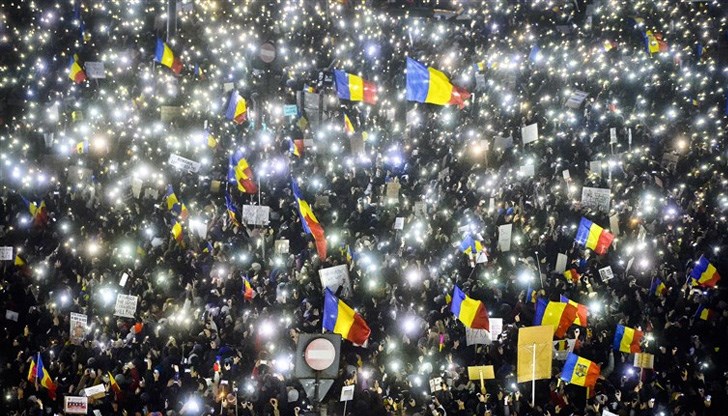 Десетки хиляди хора се събраха в събота вечер на втори пореден протест