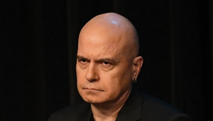 Не е лошо нашите управляващи, за да не се заразим и с тая чума, да напръскат обилно границата с вълча урина