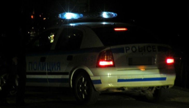 Хулиганът не само псувал и обиждал полицаите, а си позволил да удари с юмрук единия от униформените Хулиганът не само псувал и обиждал полицаите, а си позволил да удари с юмрук единия от униформените