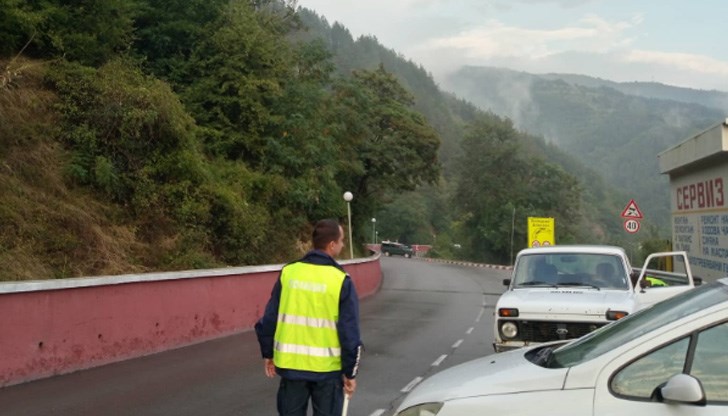 Ваденето на хора от автобуса продължава