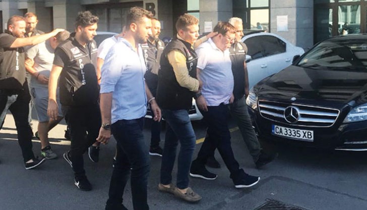 Това е пълна анархия. Нито са му дали заповед за задържане или протоколи за обиск, абсолютно нищо, просто го водят като овца някъде Това е пълна анархия. Нито са му дали заповед за задържане или протоколи за обиск, абсолютно нищо, просто го водят като овца някъде