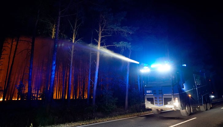 Огънят се разпространява бързо в резултат на необичайно топлото време и вятъра