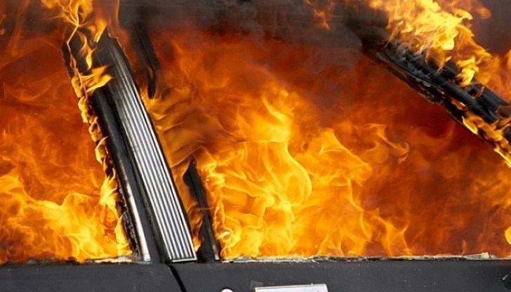 Мазда с чужд регистрационен номер и БМВ са напълно унищожени от огъня Мазда с чужд регистрационен номер и БМВ са напълно унищожени от огъня