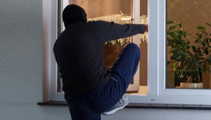 Апашите задигнали хранителни продукти, инструменти и 200 лева Апашите задигнали хранителни продукти, инструменти и 200 лева