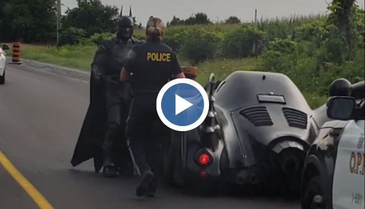 Кадрите от странната случка показват как полицейски патрул отбива в страни автомобил реплика на Батмобила