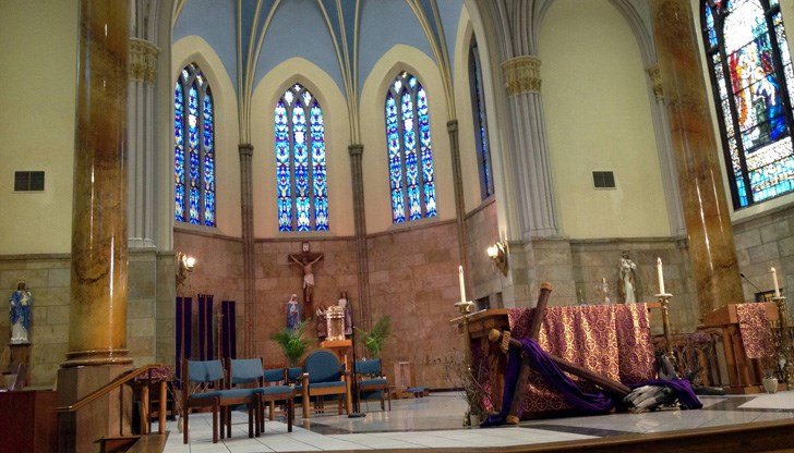 Хората от паството вече отправят своите молитви за спасението на този човек /Снимката е илюстративна/