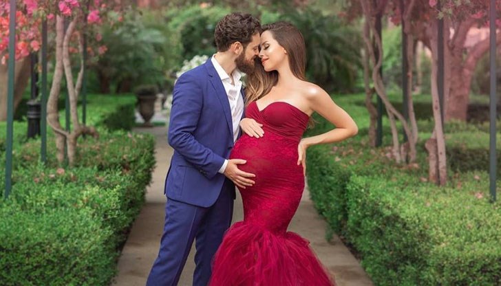 Красавицата показа наедрялото си коремче