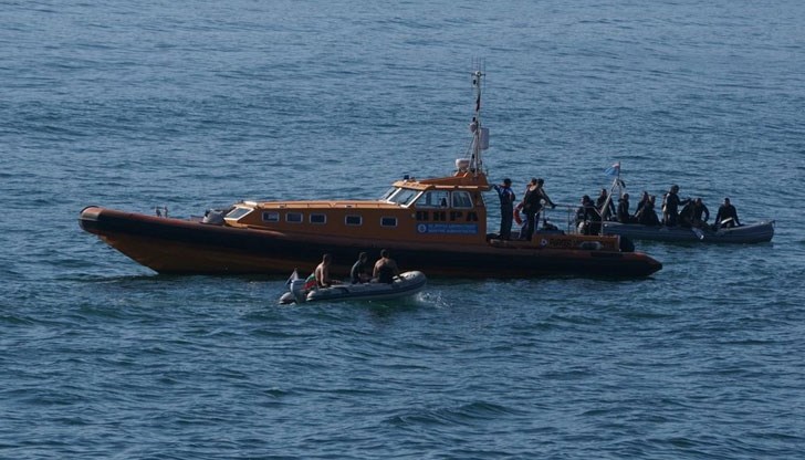 Двама водолази влезли в морето около 18 часа вчера при вълнение на прибоя 3-4 бала Двама водолази влезли в морето около 18 часа вчера при вълнение на прибоя 3-4 бала