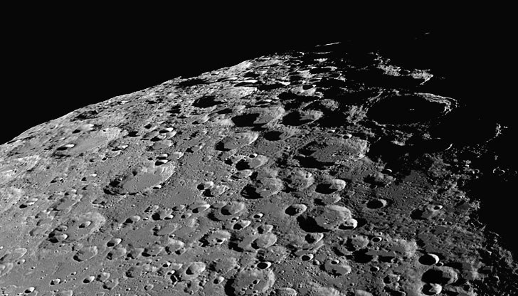 Повечето лед е на места, където температурата никога не надвишава минус 157 градуса Целзий Повечето лед е на места, където температурата никога не надвишава минус 157 градуса Целзий