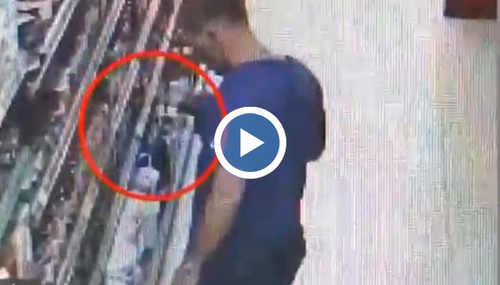 Крадецът си прибира най-спокойно три чорапогащника от магазин в Гоце Делчев