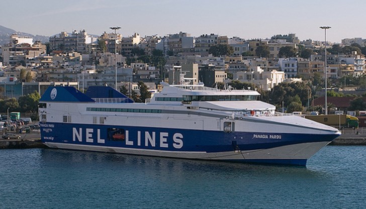 Пътниците са били свалени с лодки /Снимката е илюстративна/ Пътниците са били свалени с лодки /Снимката е илюстративна/