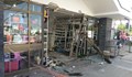 Кола се вряза в търговски център в София