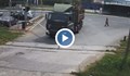Камион изкърти бариерата на жп прелез