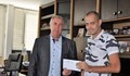 Кметът на Видин дари пари за лечението на млад мъж