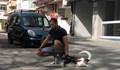 Младеж накара кучето си да отдаде почит