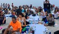 Стотици хора вечеряха на плаж във Варна