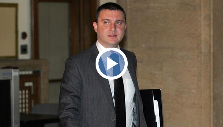 Над 400 000 са чиновниците в България, но нямало да им вдигнат заплатите по-равно