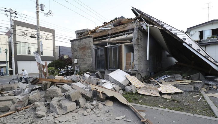 Най-малко двама души загинаха, а повече от 100 бяха ранени