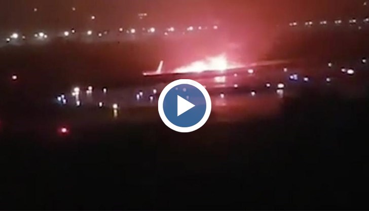 При кацането самолетът излязъл извън пистата