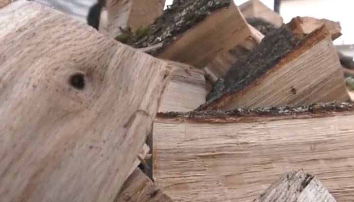 За хората остават по-малки количества, защото по-голямата част от добиваната дървесина се изнася за Румъния, Гърция и Италия За хората остават по-малки количества, защото по-голямата част от добиваната дървесина се изнася за Румъния, Гърция и Италия