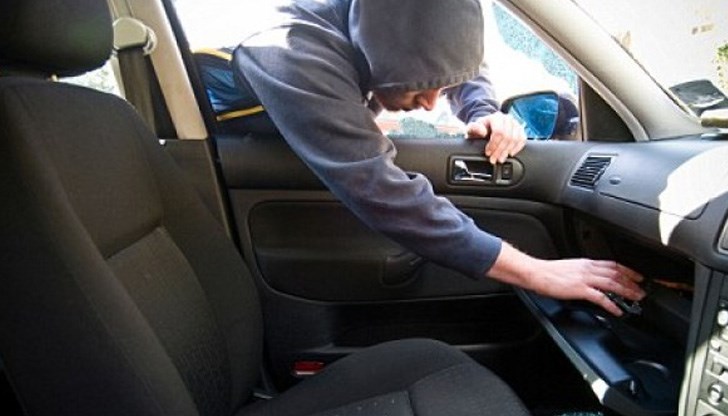 Автомобилът е бил паркиран пред блок "Сметана"