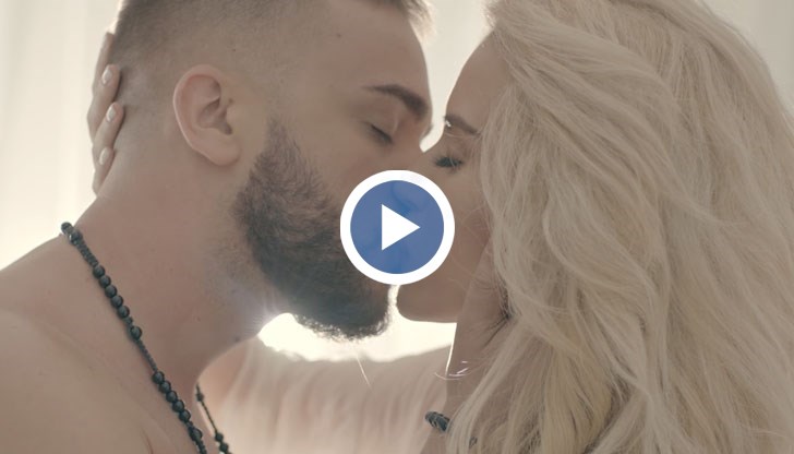 На кадрите се вижда как дарява Тита с нежна целувка