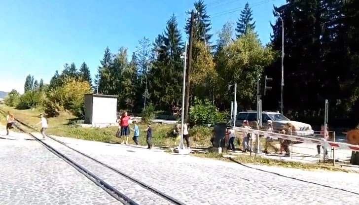 Стана ясно за къде са бързали, като преминават през прелез с идващ влак