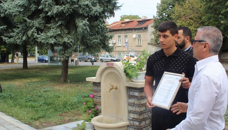 Младежът заедно със своя брат дариха пари за изграждането на чешмичка до храм „Всех Святих“