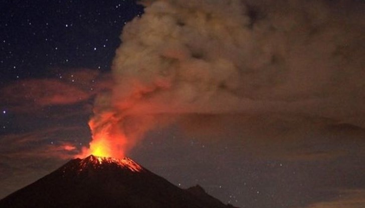 Вулканът в Мексико е изпратил дим и пепел на 3 км в небето