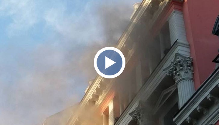 Огънят е обхванал втория и третия етаж на банковата институция