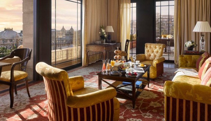 Срещу тази сума ще разполагате с луксозен апартамент, тераса от 110 кв. м, невероятна гледка и бутилка шампанско Dom Pérignon от 2004 г.