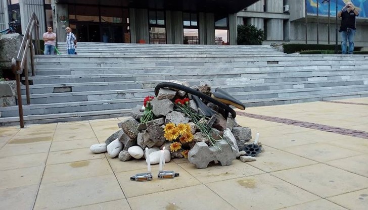 Тайно и полека тази нощ разчистиха всички камъни, свещи и цветя