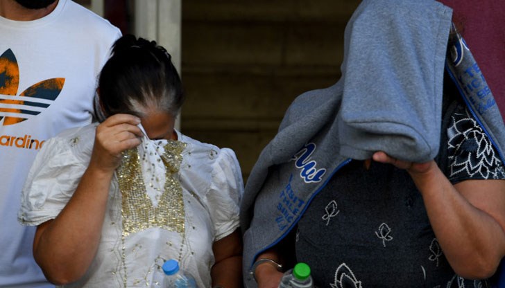 Две българки от ромски произход заляха с олио многовековни експонати в Атина от религиозни подбуди Две българки от ромски произход заляха с олио многовековни експонати в Атина от религиозни подбуди