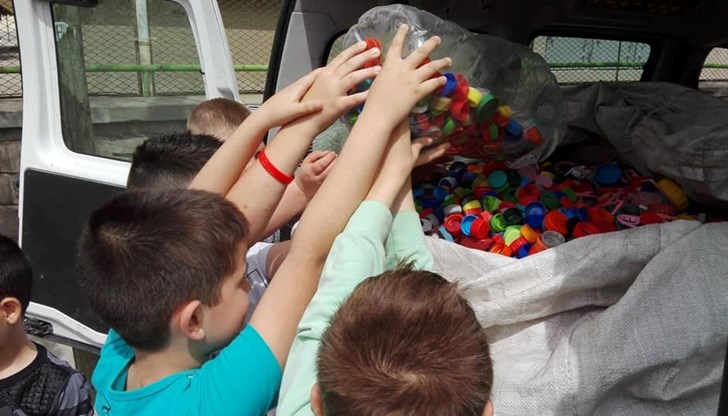 Доброволци спасяват бебета с пластмасови капачки!