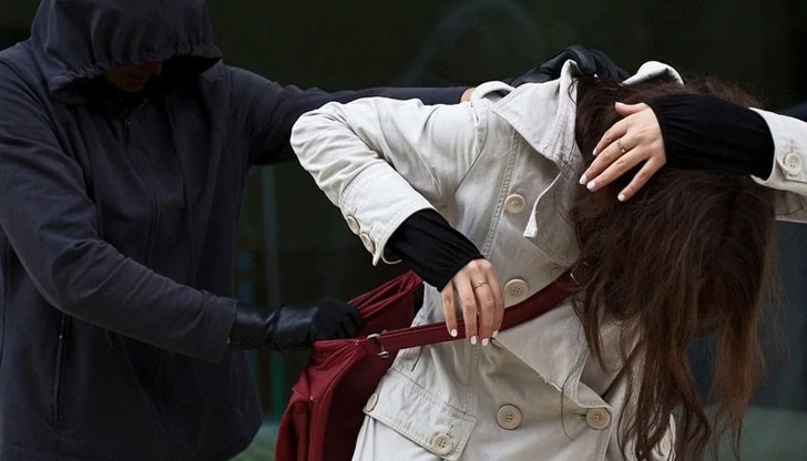 Посред бял ден в центъра на града, жена стана жертва на грабеж Посред бял ден в центъра на града, жена стана жертва на грабеж