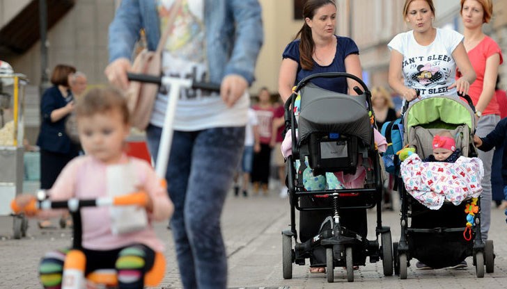 За политиците пари има, за реклама и ПР – има, за магистрали има….но за децата на България – няма За политиците пари има, за реклама и ПР – има, за магистрали има….но за децата на България – няма