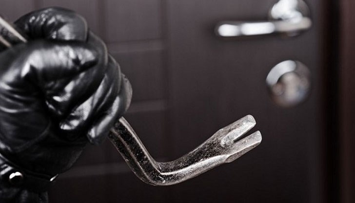 Сигнал за извършен взлом на входна врата и кражба на техника Сигнал за извършен взлом на входна врата и кражба на техника