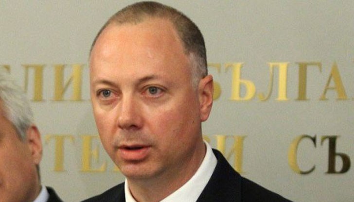 От януари тази година бе определен за председател на Комисията за регулиране на съобщенията От януари тази година бе определен за председател на Комисията за регулиране на съобщенията