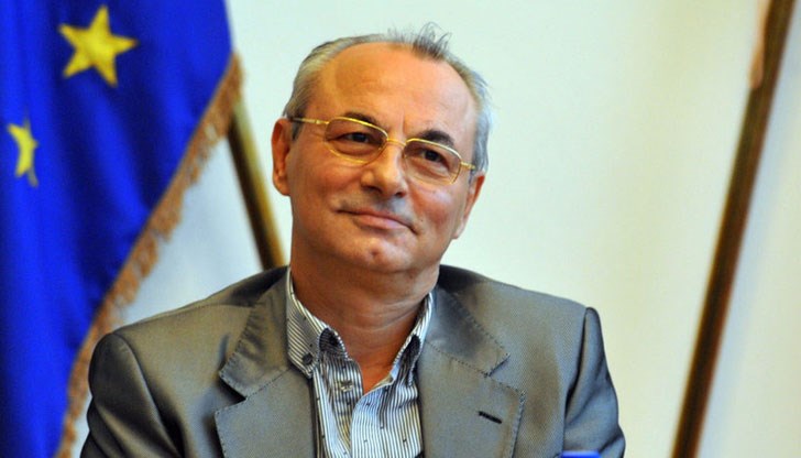 Случаят е най-сходен на нагласяването на закон с биографията на най-богатия депутат от ДПС, за да стане председател на ДАНС през 2013 г., казва икономистът Руслан Стефанов