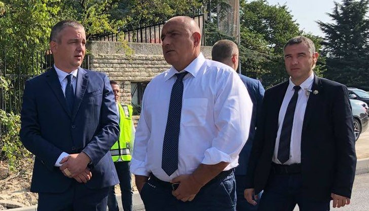 Картите са раздадени, парите и баницата - разделени Картите са раздадени, парите и баницата - разделени