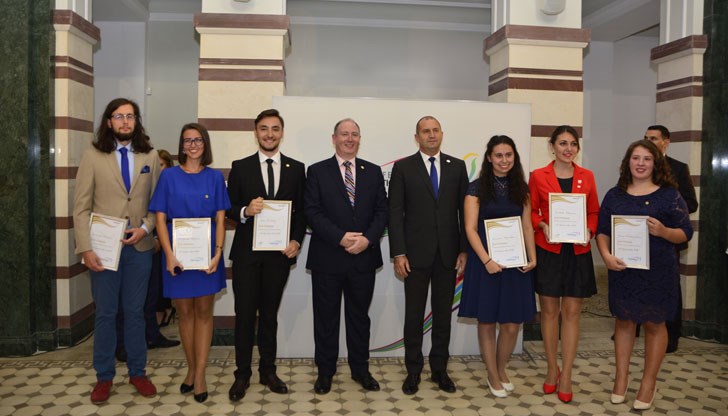 Младежите бяха наградени със значки и сертификати от президента Румен Радев