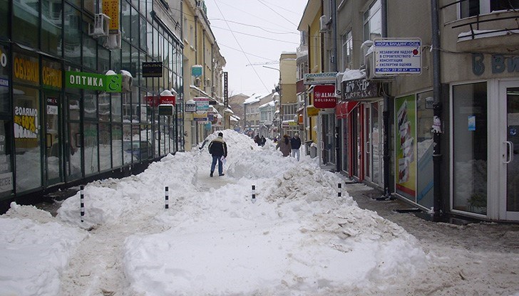 Жената подала иск срещу общината, защото счупила тазобедрена става на зеледен тротоар в Русе