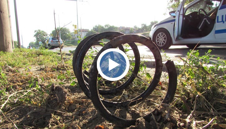 От удара автомобилът се е разпилял на части