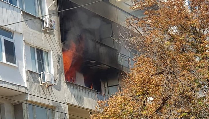 На мястото на инцидента има два екипа на пожарната