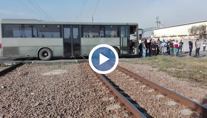 Продукцията в камионите гние вече трети ден...