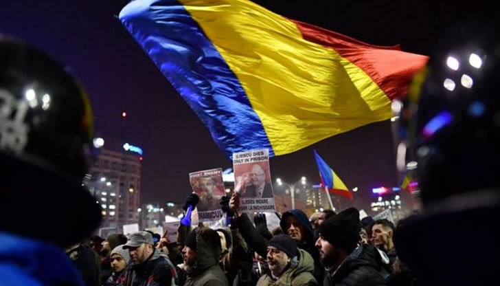 Стотици румънци снощи отново протестираха в столицата Букурещ